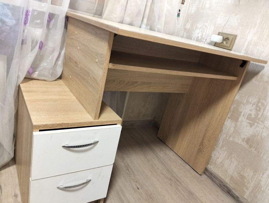 Стіл письмовий невеликий