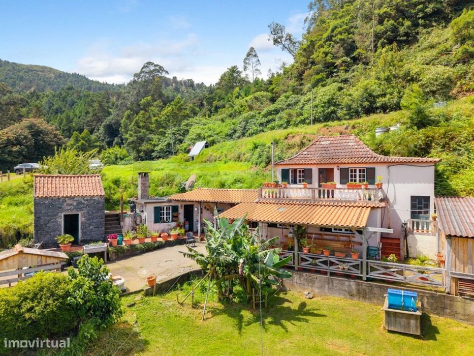 Casa de Campo Encantadora com Terreno e Potencial de Investimento no S