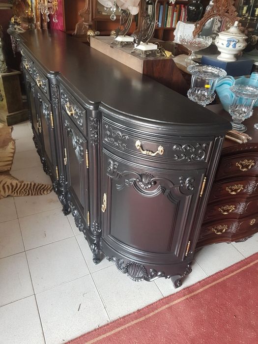 Imponente aparador estilo Luis XV lacado
