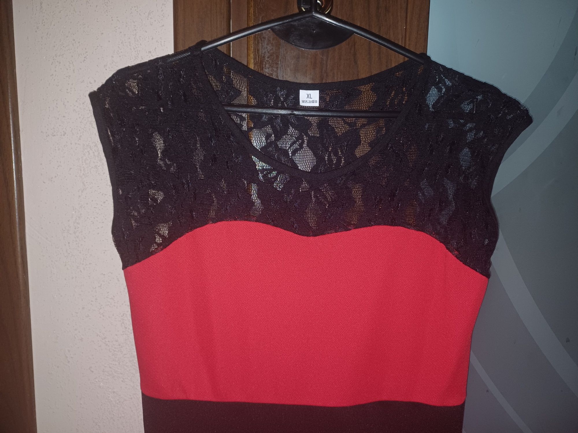 Sukienka bez rękawów z koronką 42 (XL)