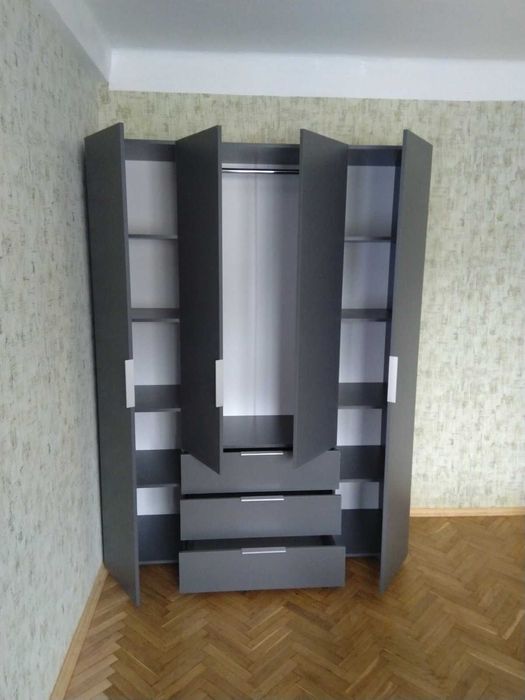 Шафи для одягу в наявності