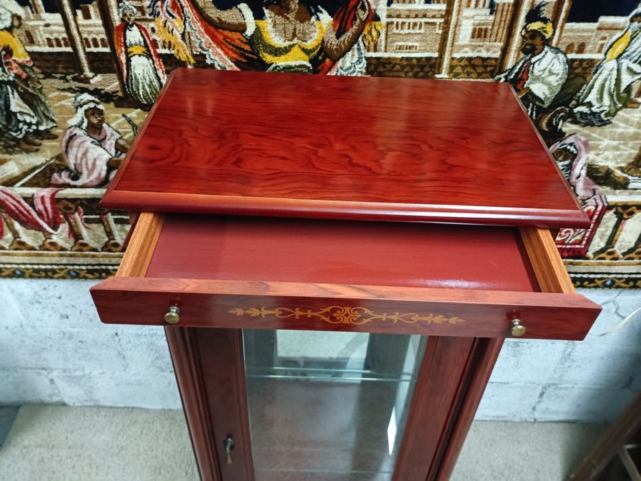 Móvel expositor espelhado/ Vitrine de época com duas prateleiras e ilu