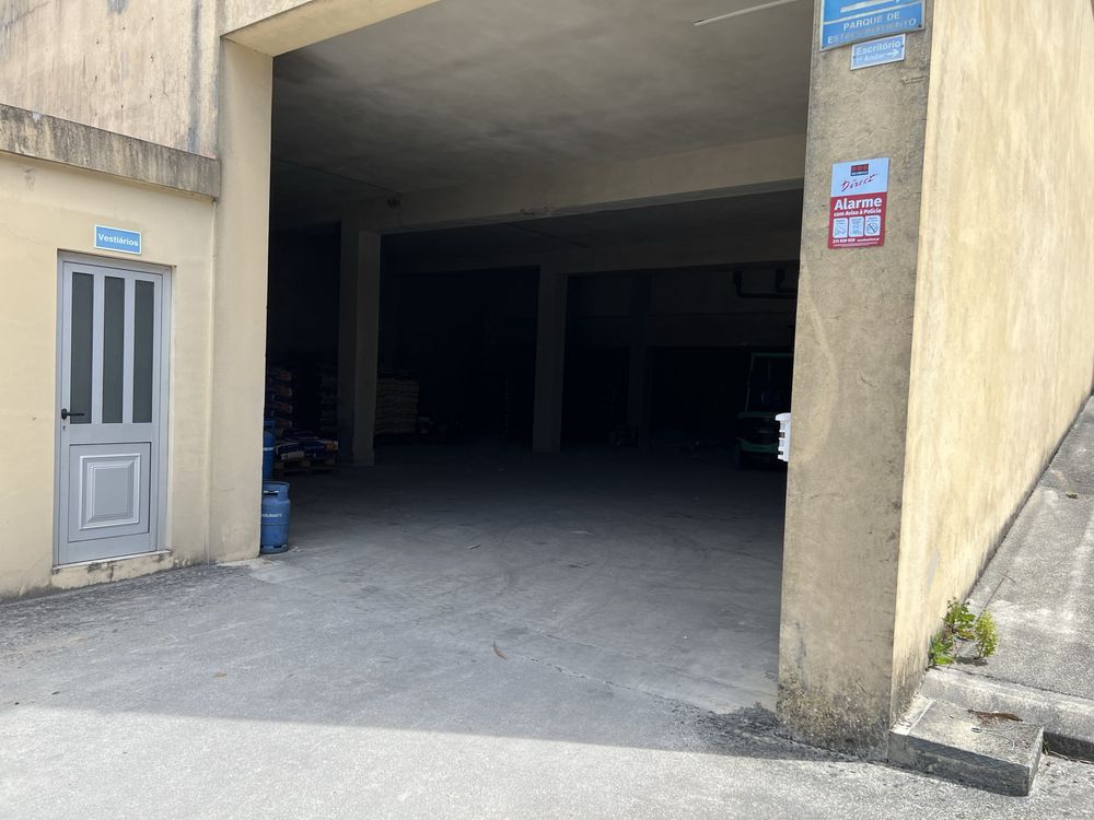 Arrendam-se Armazéns e Escritórios em parque industrial com 15.000m2