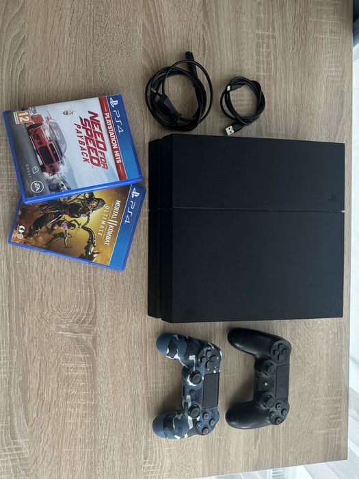 Ігрова приставка Sony Playstation 4 + дві гри