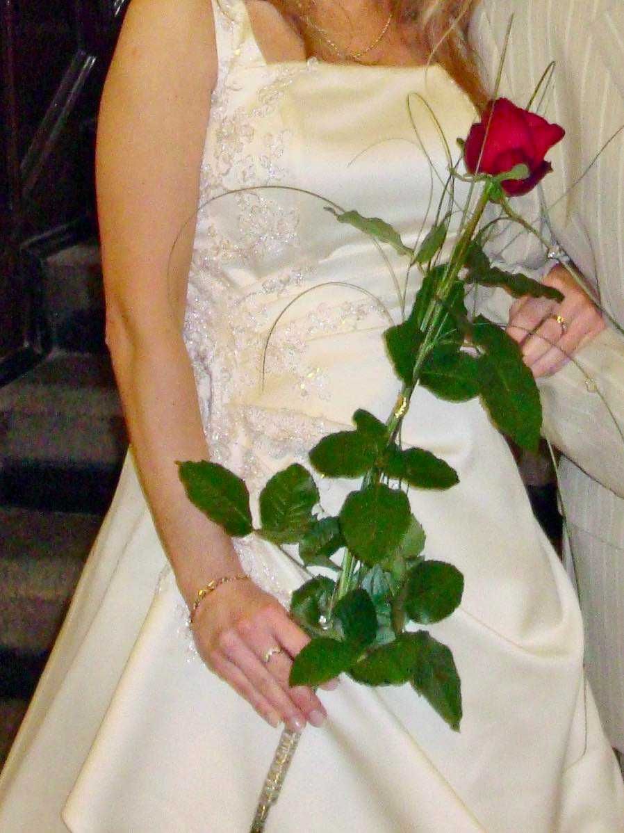 Suknia ślubna z ozdobnymi kwiatami na ramiączkach