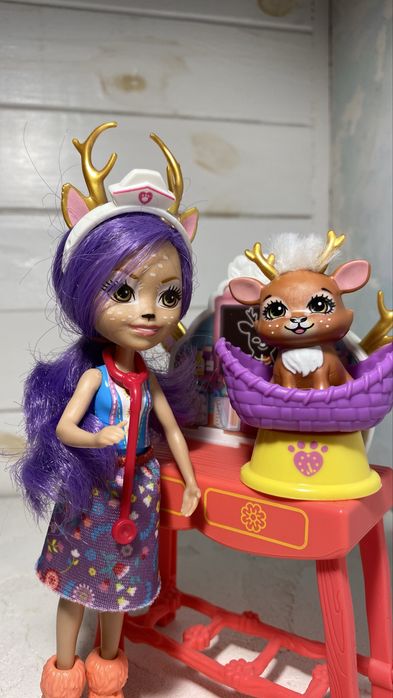 Набір Enchantimals Ветеринарна клініка і лялька Олень Данесса