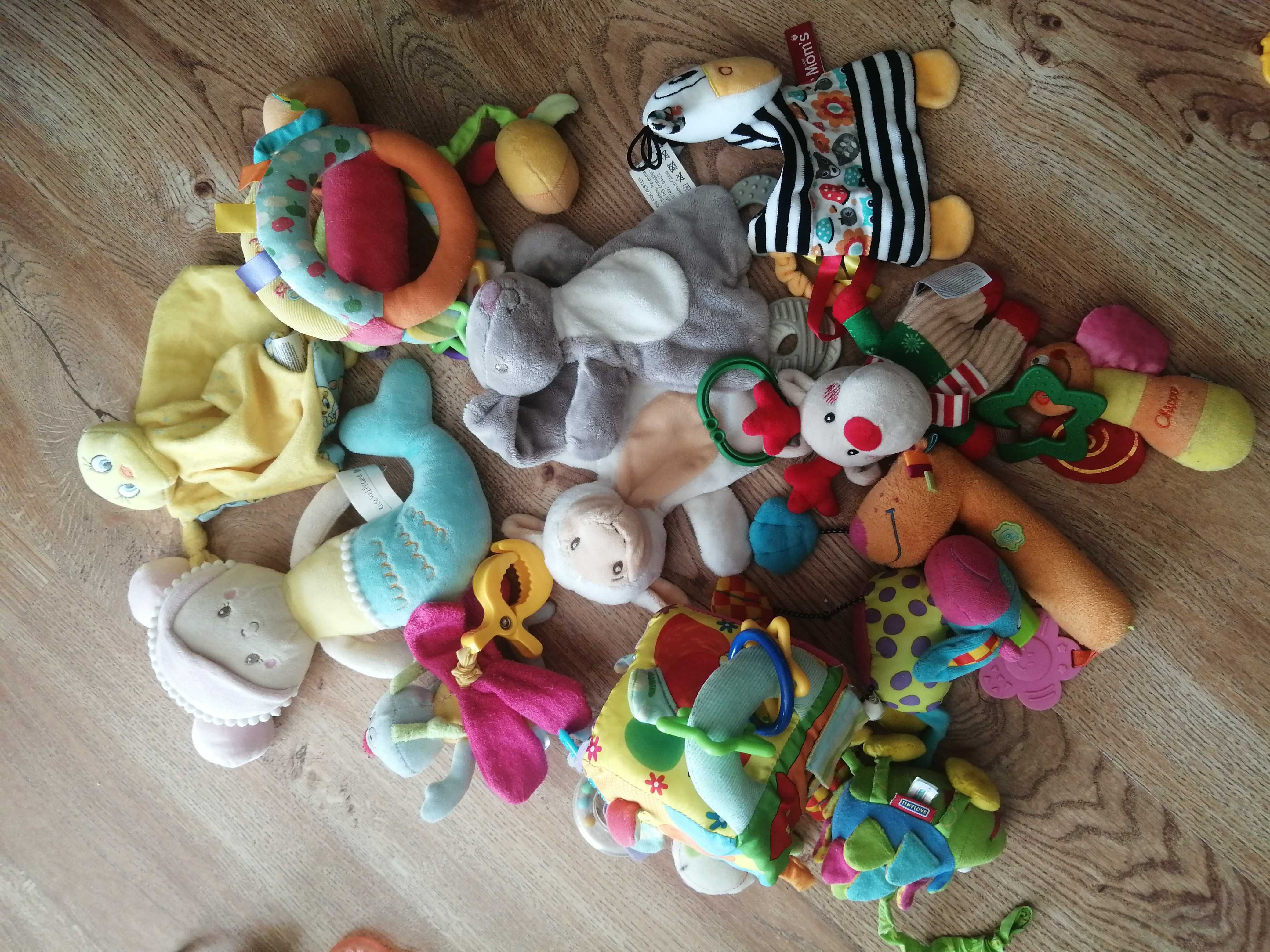 Zabawki dla niemowlaka ok. 30 sztuk: książeczki, grzechotki itp.