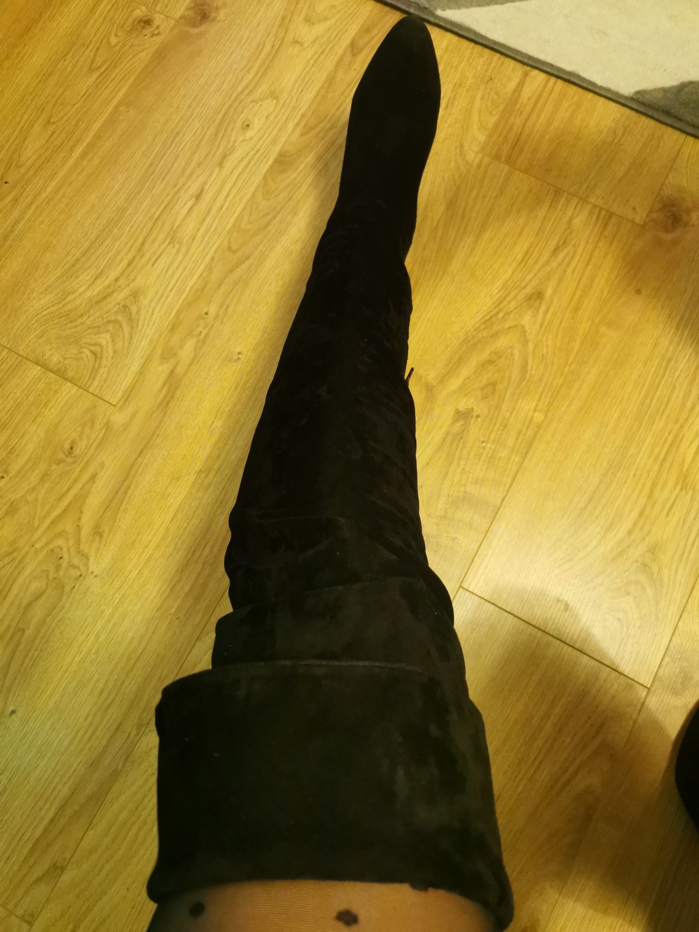 Czarne zamszowe kozaki i brązowa sukienka