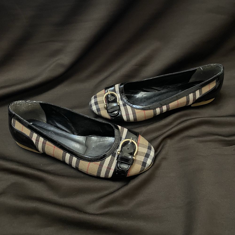 (9/10) Burberry ballet flats