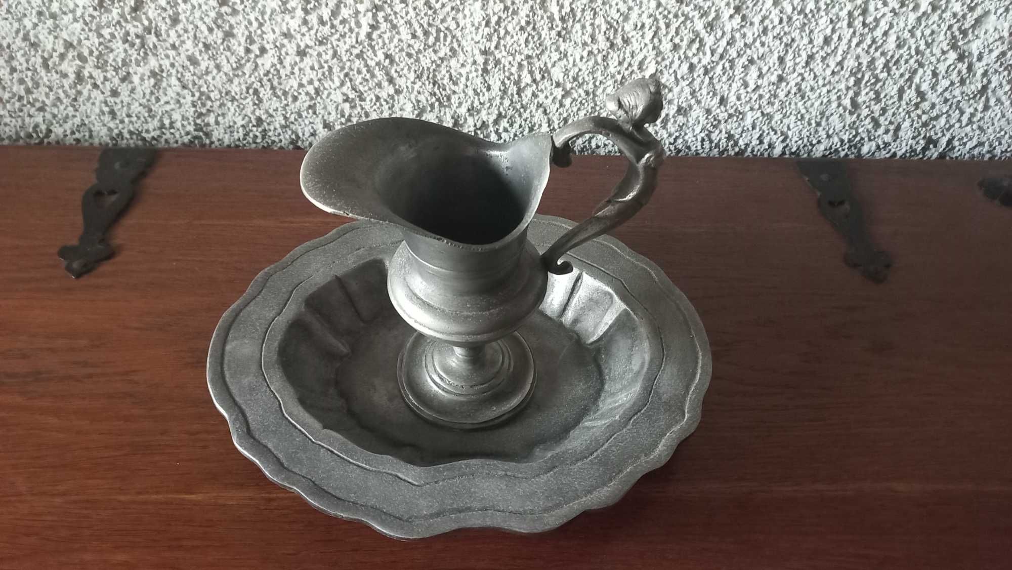 Jarro em estanho com base