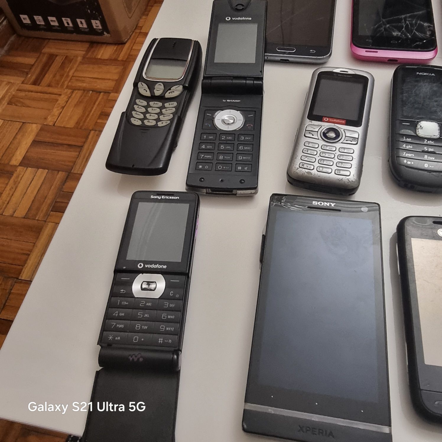 Nostalgia Vintage Vários Telemóveis com Carregadores