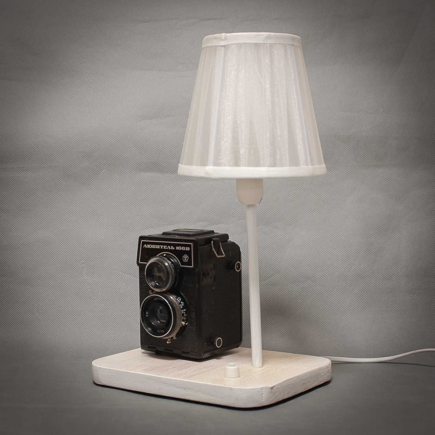 Настольный светильник в стиле Лофт  с фотоаппаратом Любитель.