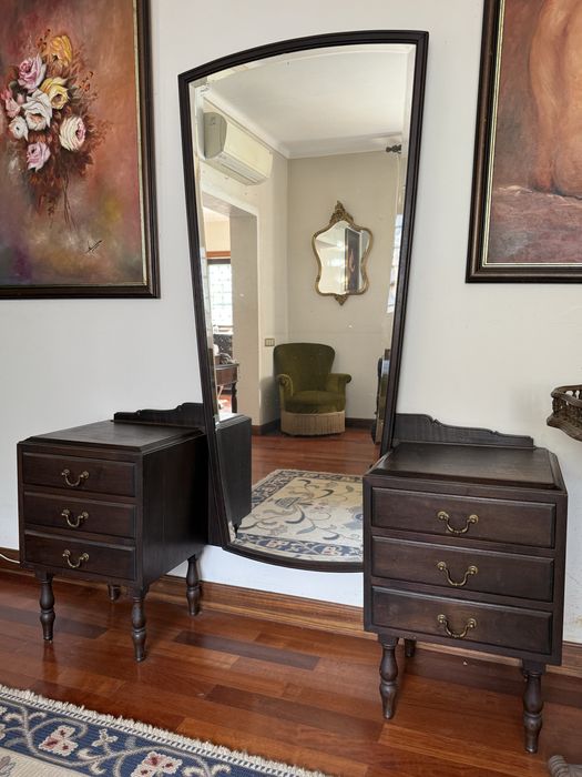 Móvel com espelho de corpo inteiro