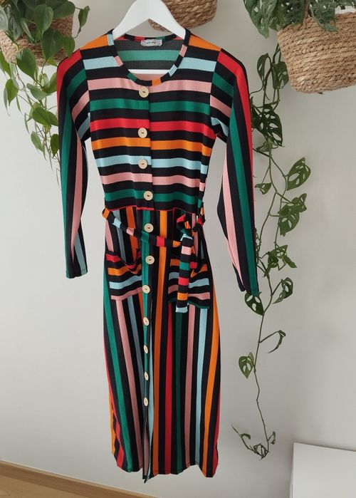 Jesienna sukienka w kolorowe paski, midi, guziki, z przewiązaniem r.17