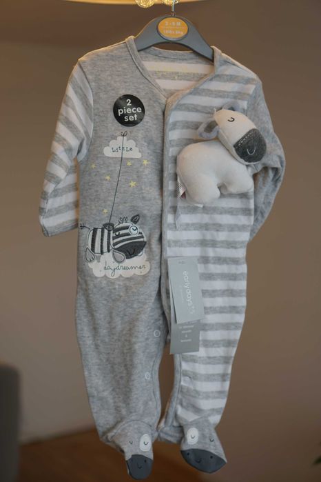 Pajacyk niemowlęcy z maskotką  rozmiar 62 -68cm (3-6 miesięcy)