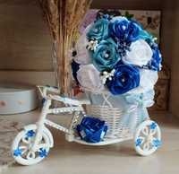 Niebieski stroik rowerek z różami na prezent - handmade