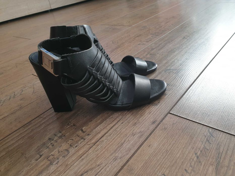 Czarne buty na obcasie/sandały Mohito