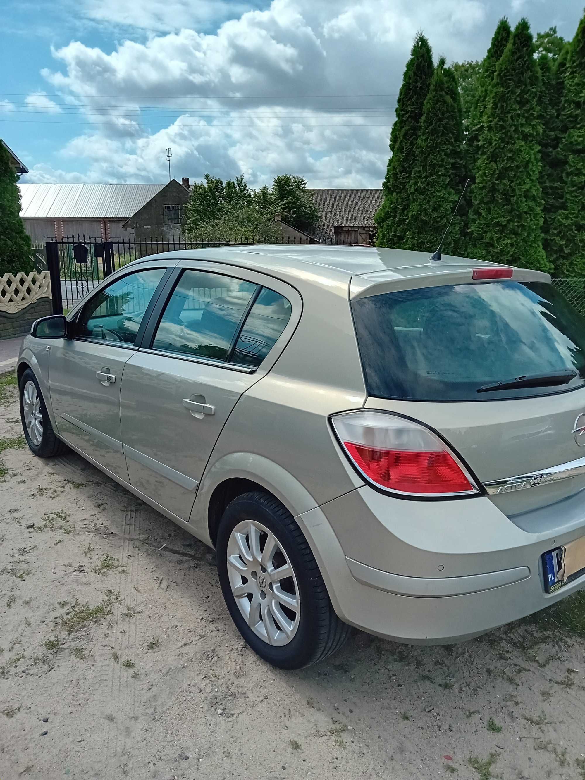 OPEL ASTRA 2005 1.6B+GAZ, Klima- zadbana