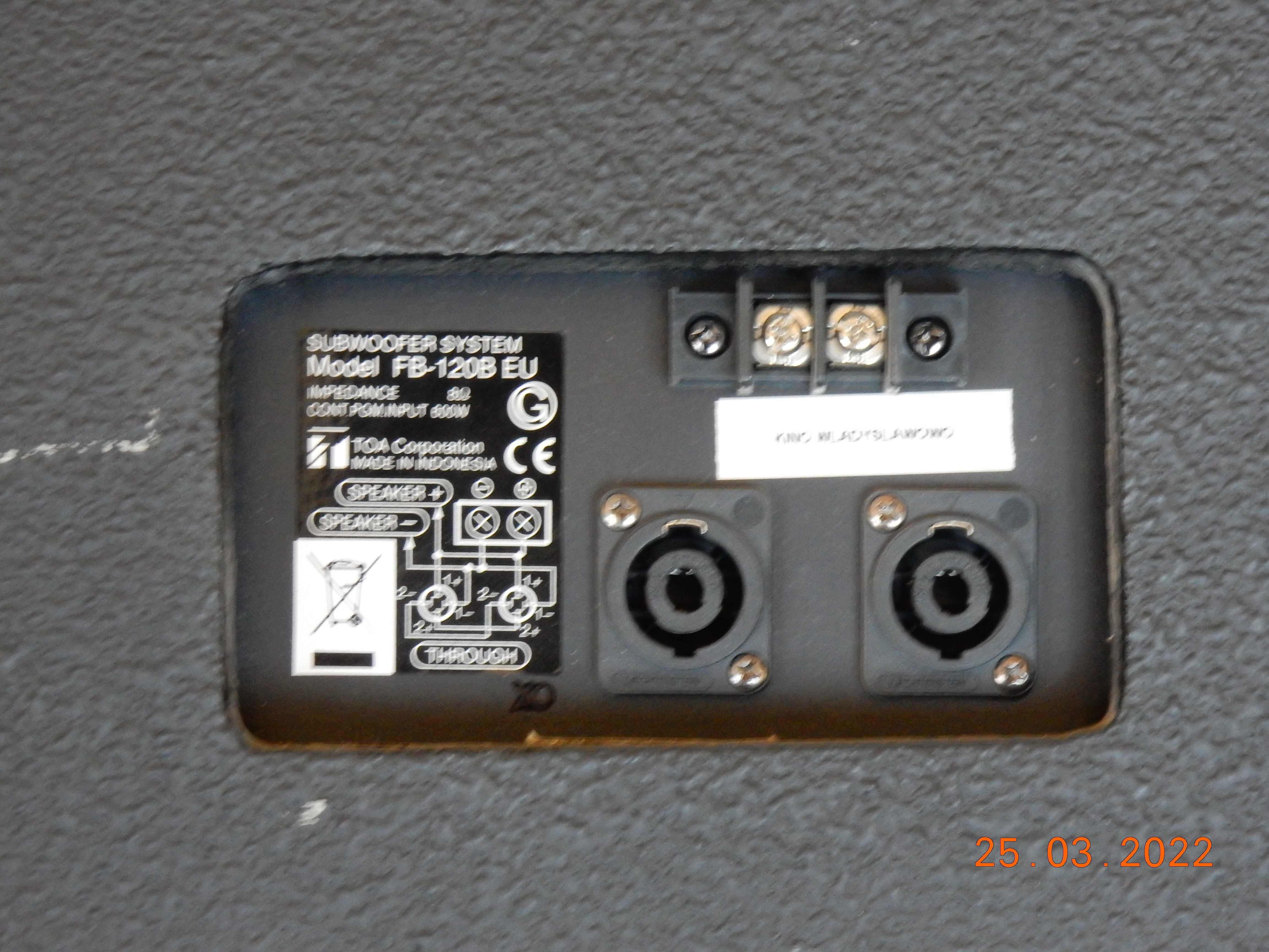 zestaw głośników firmy TOA (subwoofer + 3 głośniki)