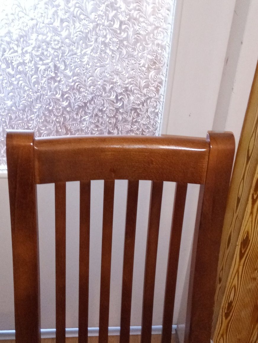 Solidne krzesła w idealnym stanie
