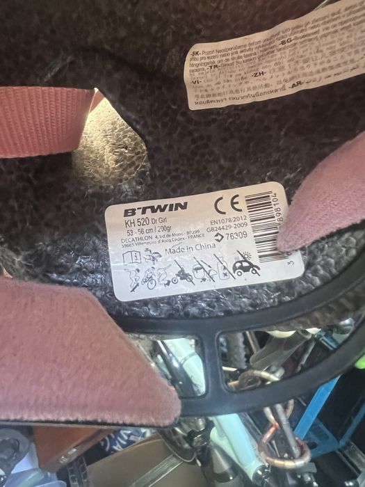 Różowy dziewczęcy kask na rower