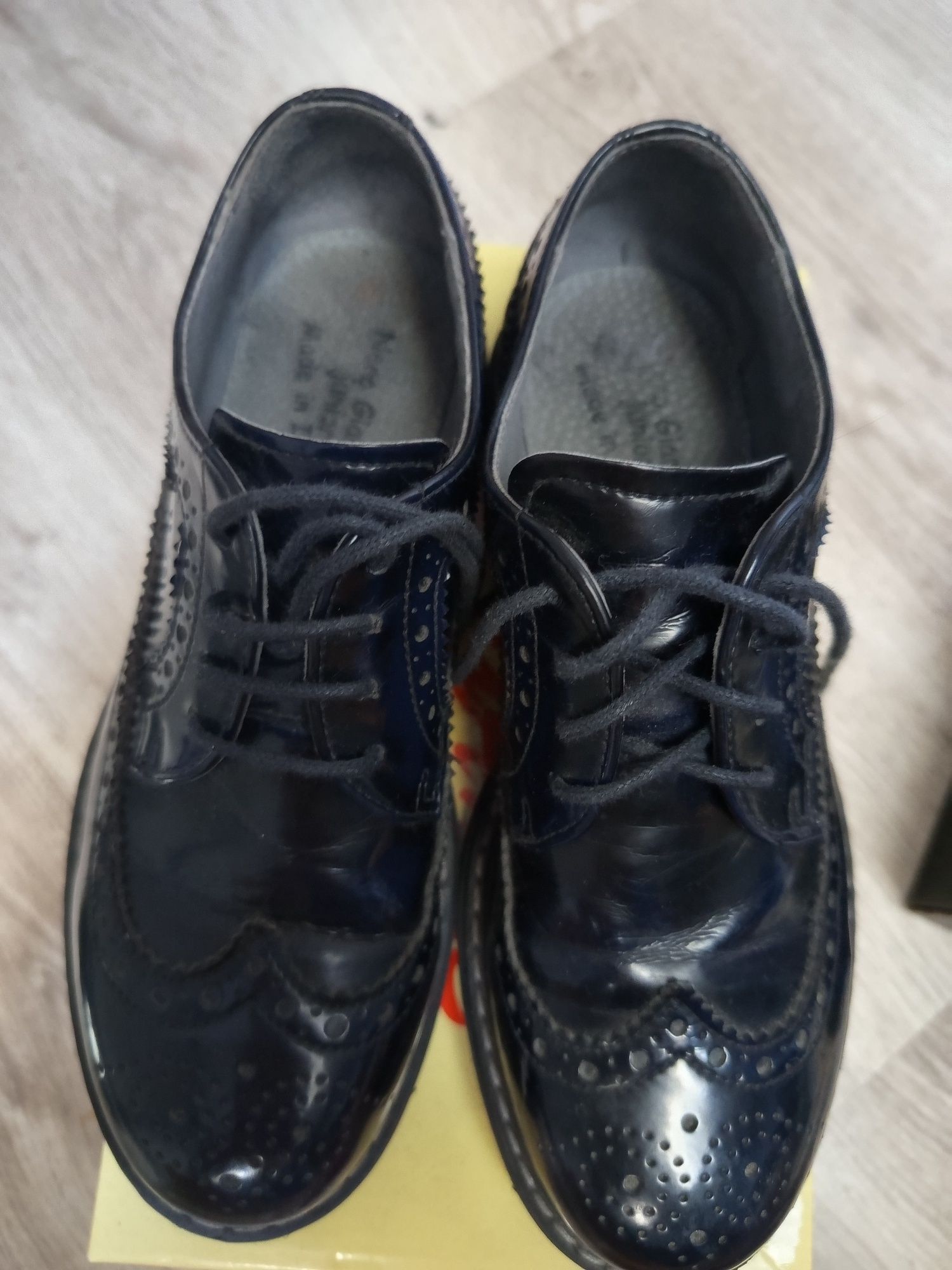 Czarne buty ze zdobieniami