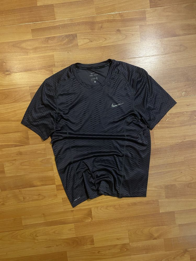 Черная спортивная футболка NIKE DRI FIT | S размер