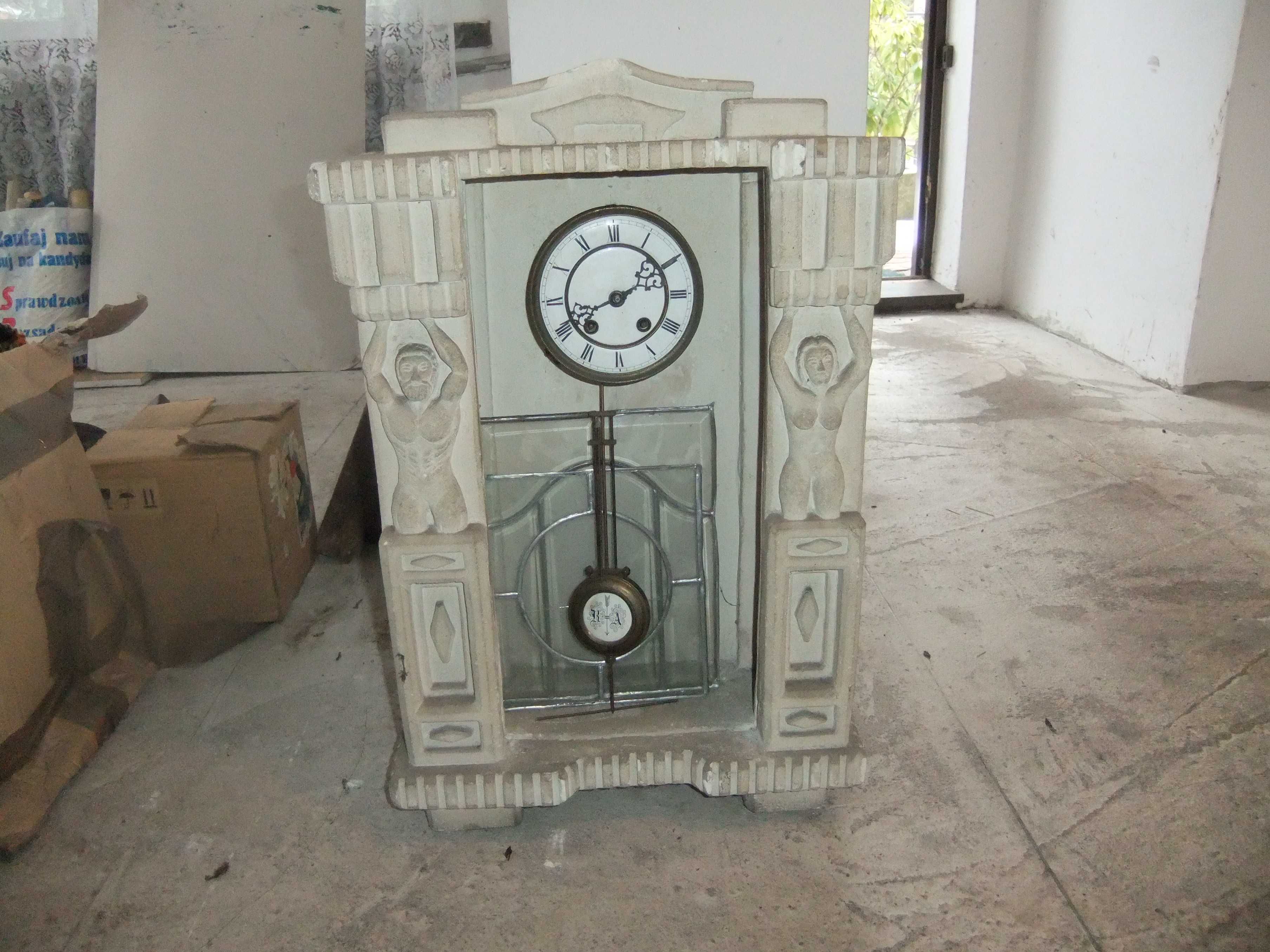 Stary zegar w obudowie kamiennej