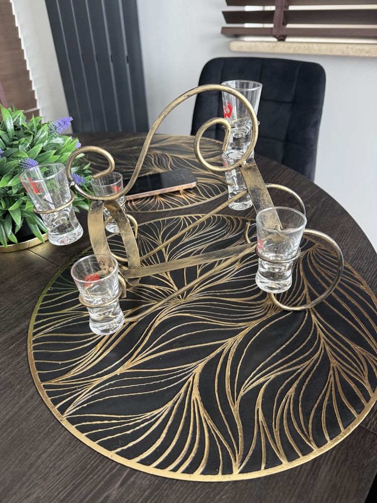 Stojak na alkohol z ciekawymi kieliszkami w komplecie