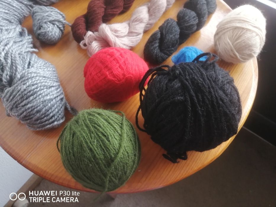 Novelos de lã, alguns ainda em meada