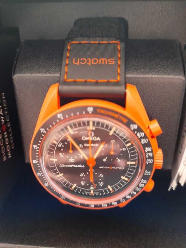 Omega Swatch SO33O100 Lava Archiwum Ziemi