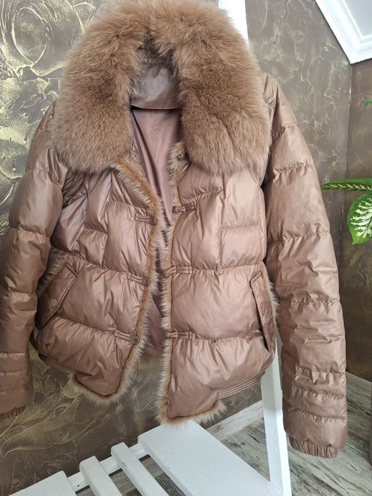 Легкий жіночий пуховик з натуральним хутром
