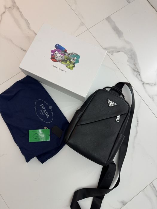 мужская зернистая  кожаная сумка-слинг Prada