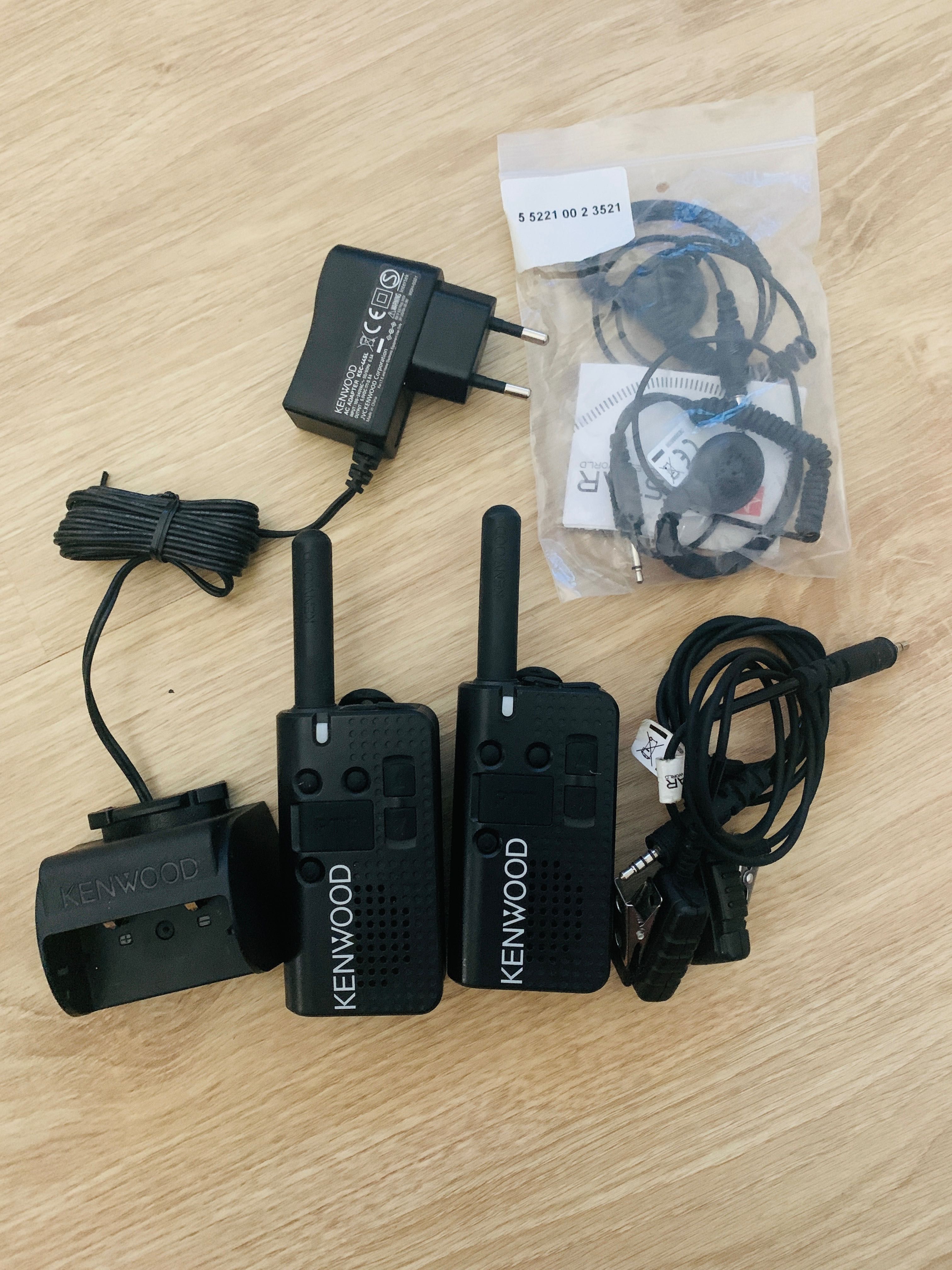 Conjunto de 2 Walkie-Talkies Kenwood PKT-23E + 2 Kits Mãos Livres