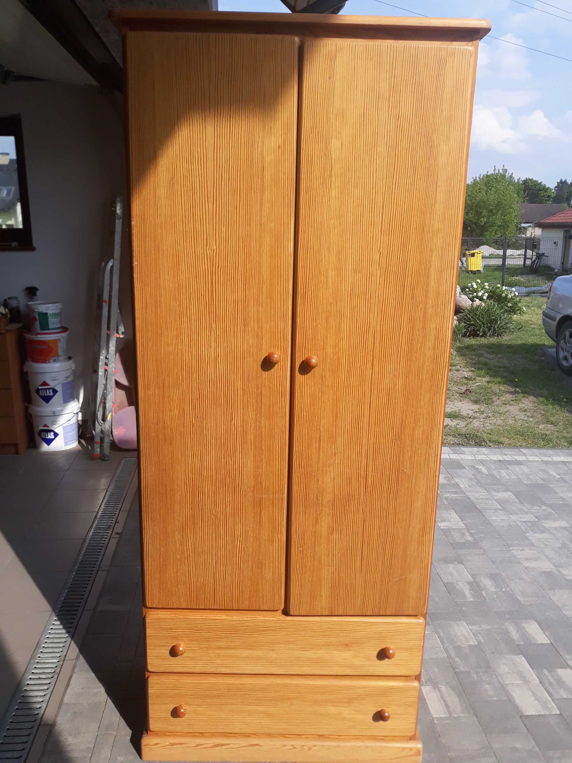 Szafa z litego drewna sosnowego z dwoma pojemnymi szufladami.