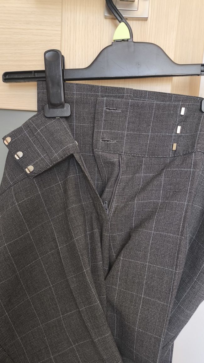 Eleganckie materiałowe spodnie w kant w delikatną kratkę 12