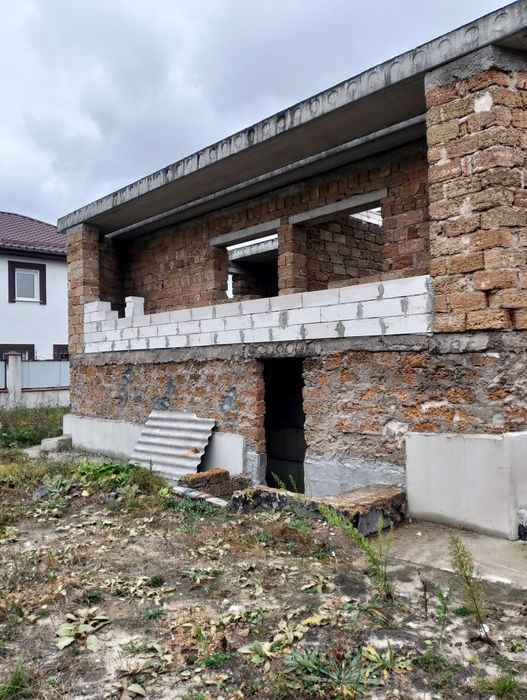 Продам ділянку з недобудованим будинком