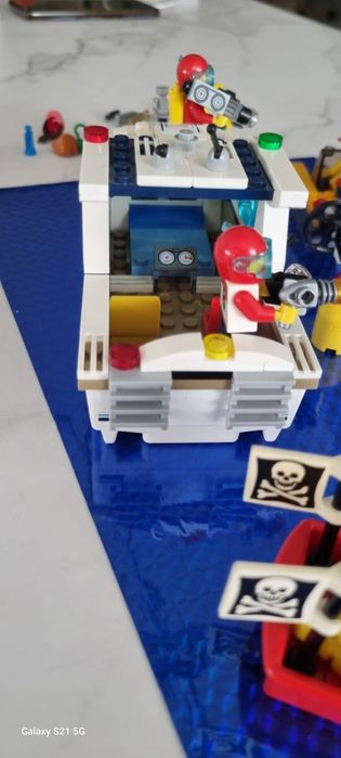 Zestaw Lego City gotowy do płynięcia po podwodną przygodę.