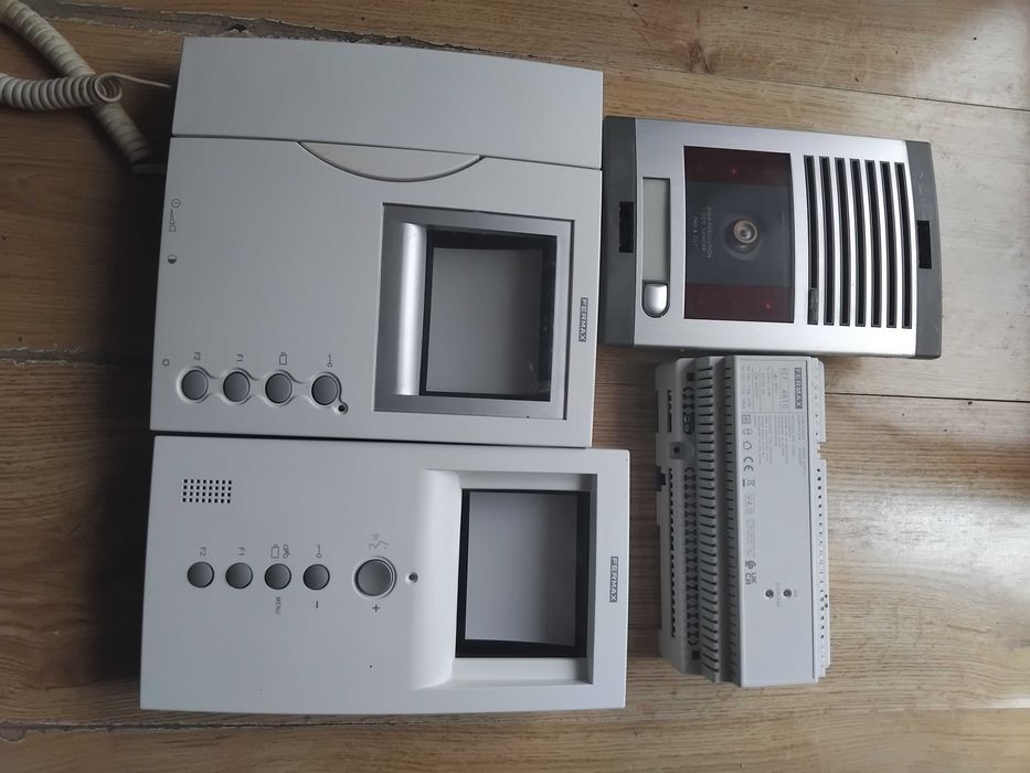 Video Porteiro Fermax completo com monitor secundário.