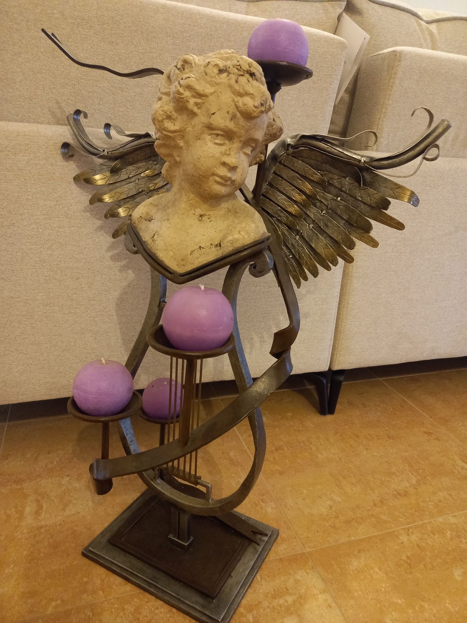 Escultura de anjo em ferro e pedra