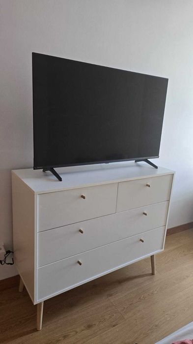 Kit TV Smart Hisense 43A6N UHD 4K + Cómoda Branca TVILUM Braga 2+2