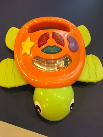 Grający żółwik i jeżdżąca zabawka ze zwierzątkami