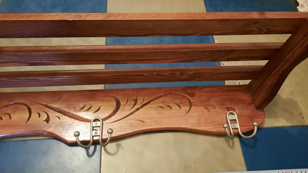 Вешалка резная деревянная с хорошими  крючками