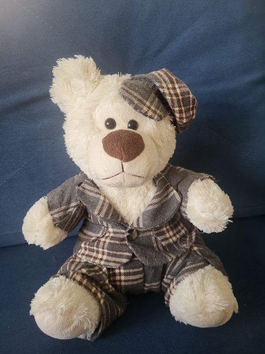 Pluszowy miś w eleganckim ubranku