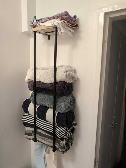 Półka łazienkowa na ręczniki wiszący nowoczesny z haczykami półką