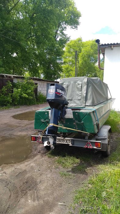 Моторный човен разом з лафетом