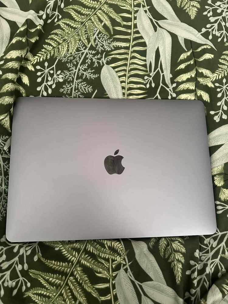 Macbook Air 13 inch with apple M1 chip