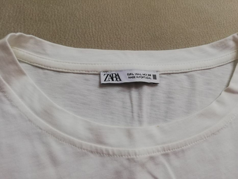 T-shirt branca com padrão nas mangas