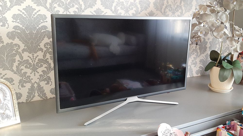 Телевізор SAMSUNG Smart LED 32