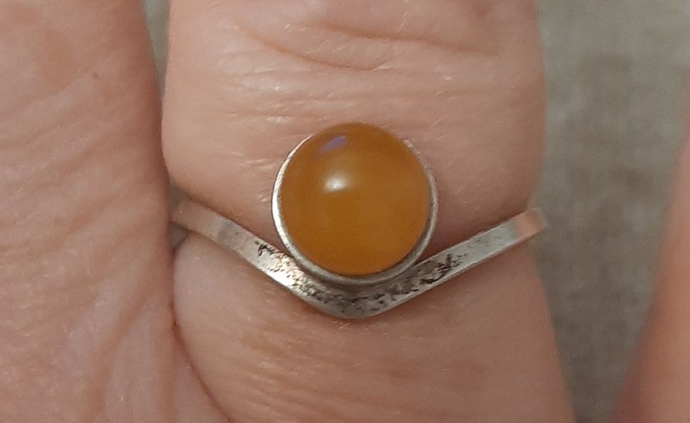 Stary srebrny pierścionek z bursztynem. Rozm. 18
